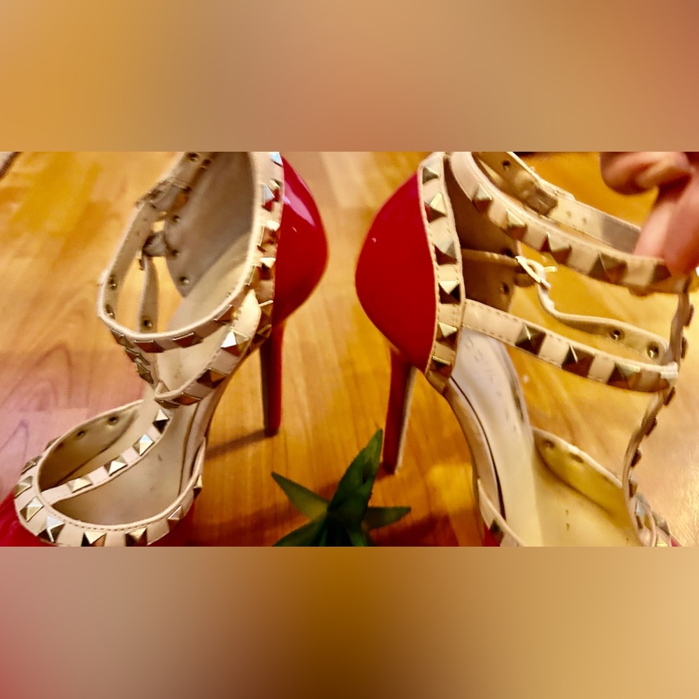 Red Pumps - image 4